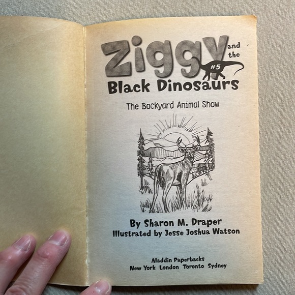 📚2/$6  2-Book Bundle Ziggy and the Black Dinosaurs Series #4, #5 - Picture 12 of 16